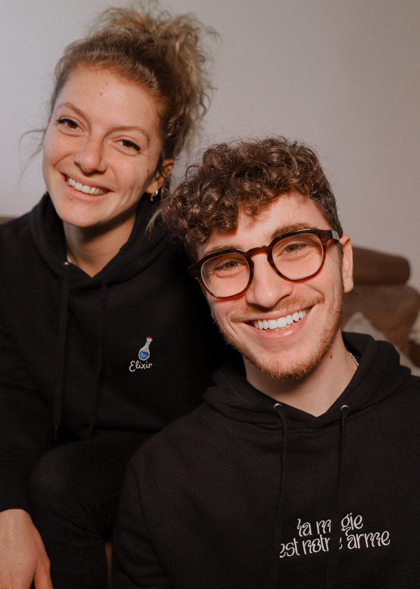 Sweat-Shirt Noir Brodé - La Magie est Notre Arme